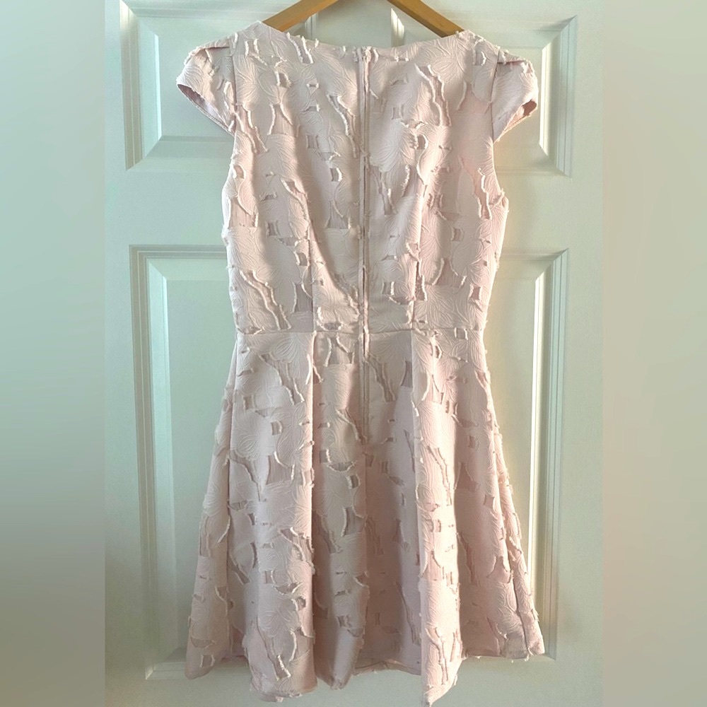 H&M Textured Floral Pleated Mini Dress Size 6 Light Pink Feminine Elegant Chic - Picture 4 of 9